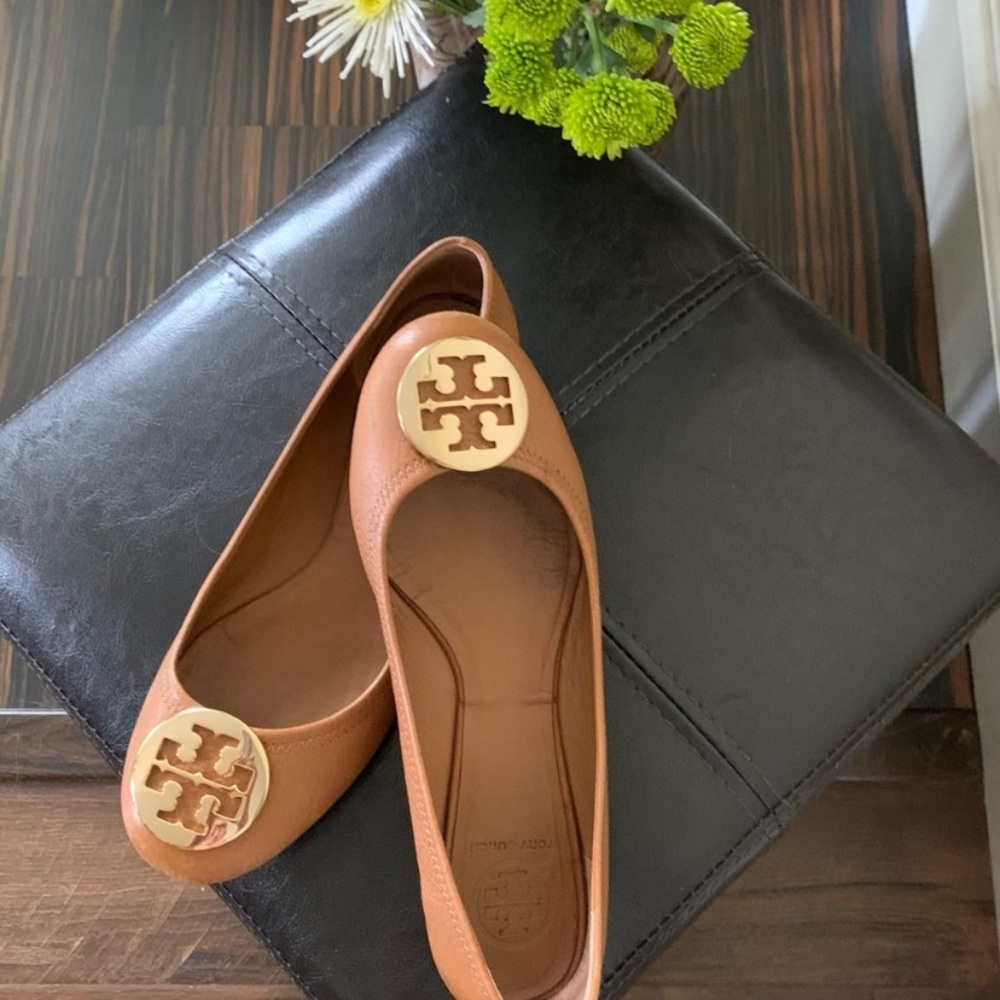 Tory Burch calfskin leather flat shoe size 8